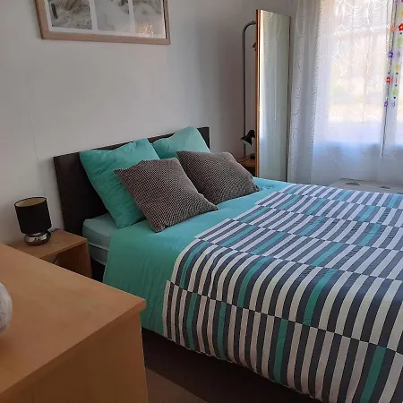 50 M De La Apartment *