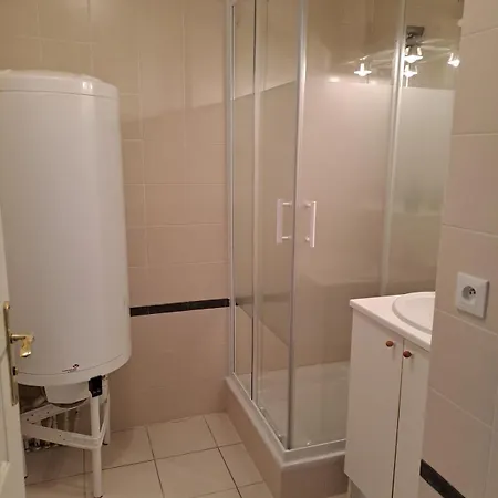 50 M De La Apartment *